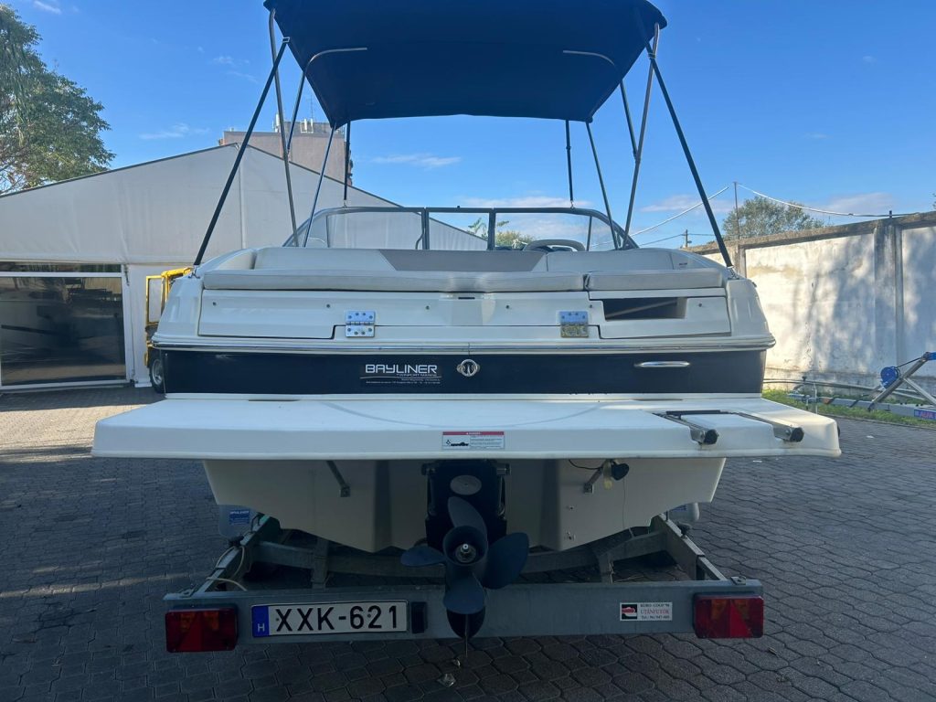 Eladó használt motorcsónak