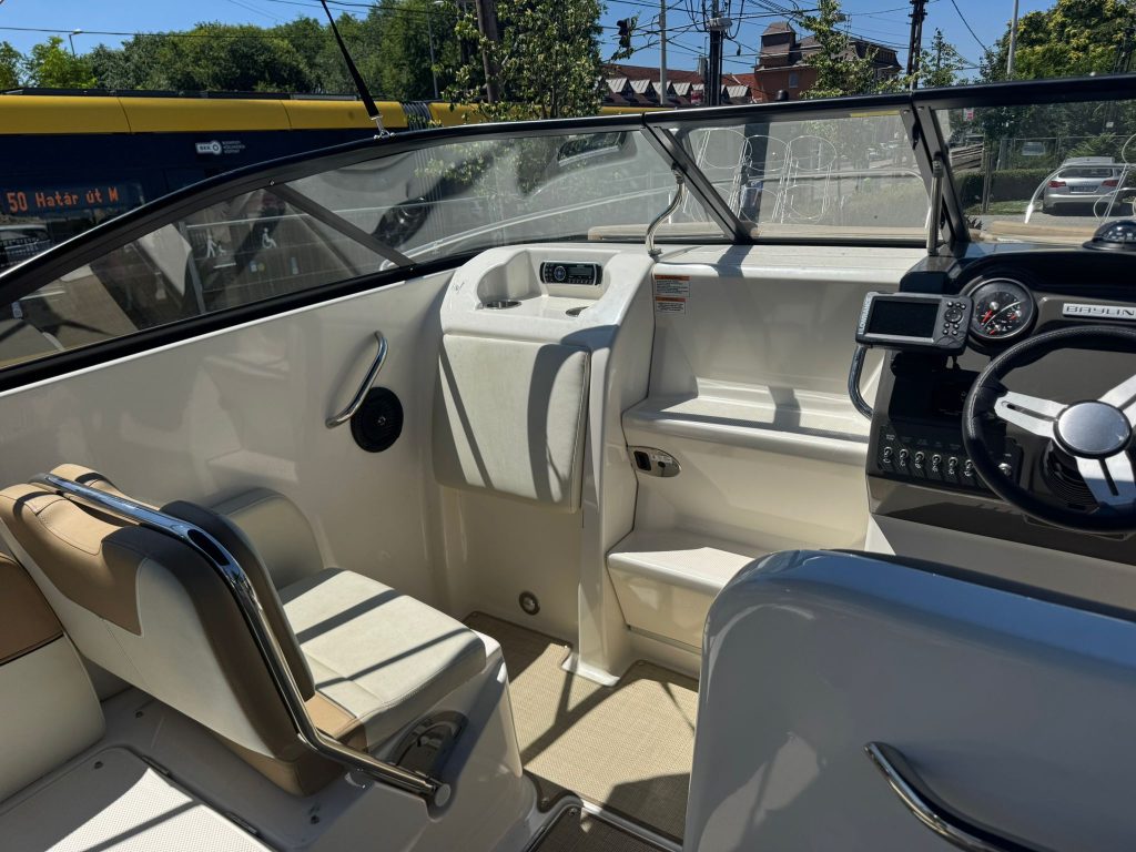 Eladó benzines kabinos motorcsónak