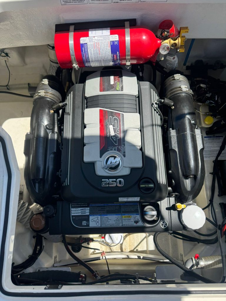 Eladó benzines kabinos motorcsónak