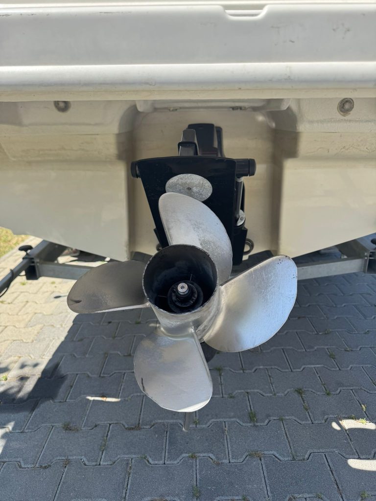 Eladó benzines kabinos motorcsónak