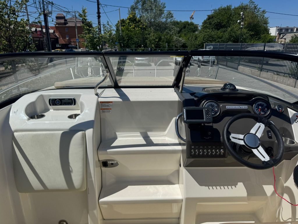 Eladó benzines kabinos motorcsónak