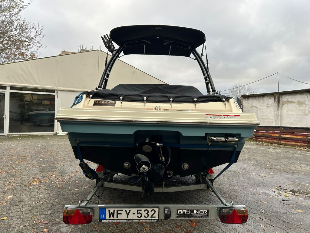 Eladó használt motorcsónak