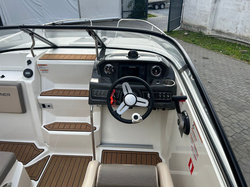 Eladó kabinos motorcsónak