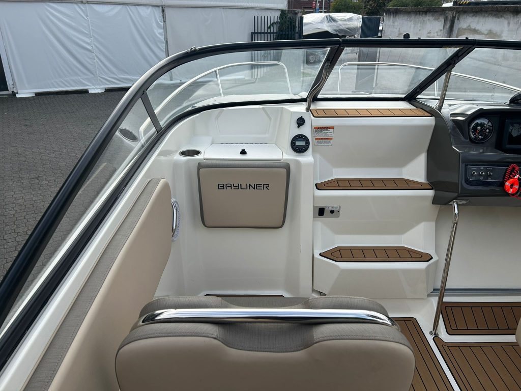 Eladó kabinos motorcsónak