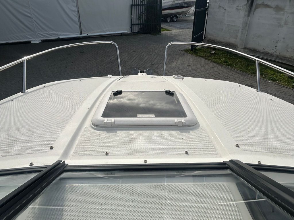 Eladó kabinos motorcsónak