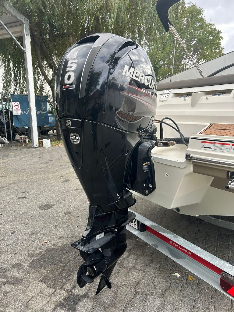 Eladó kabinos motorcsónak