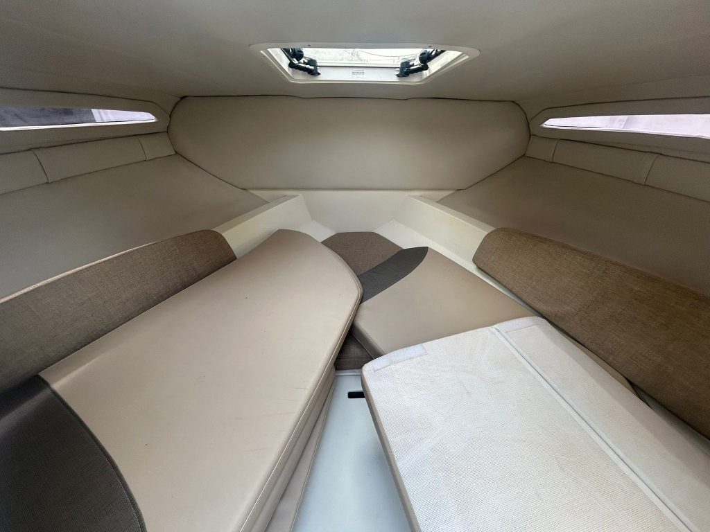 Eladó kabinos motorcsónak