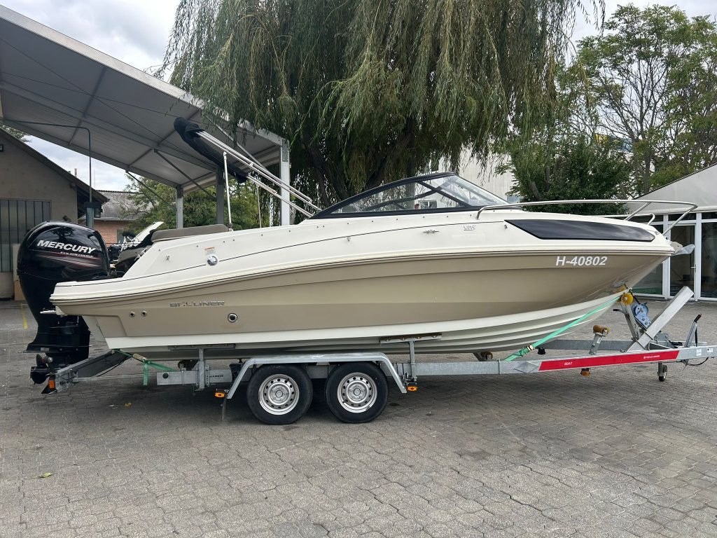 Eladó kabinos motorcsónak