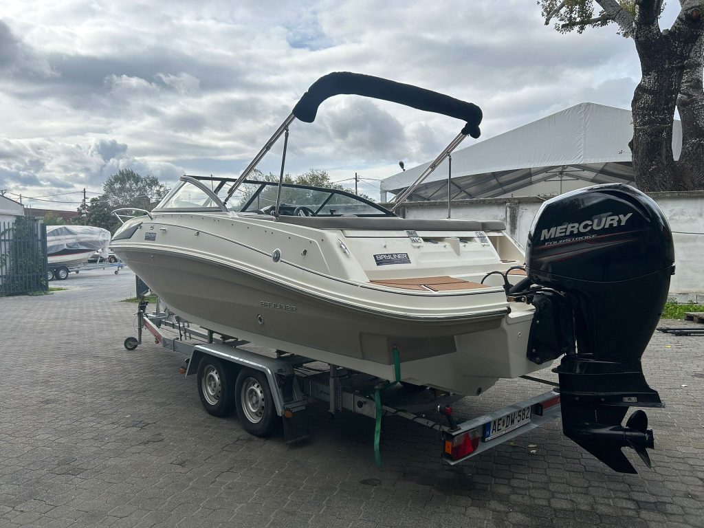 Eladó kabinos motorcsónak