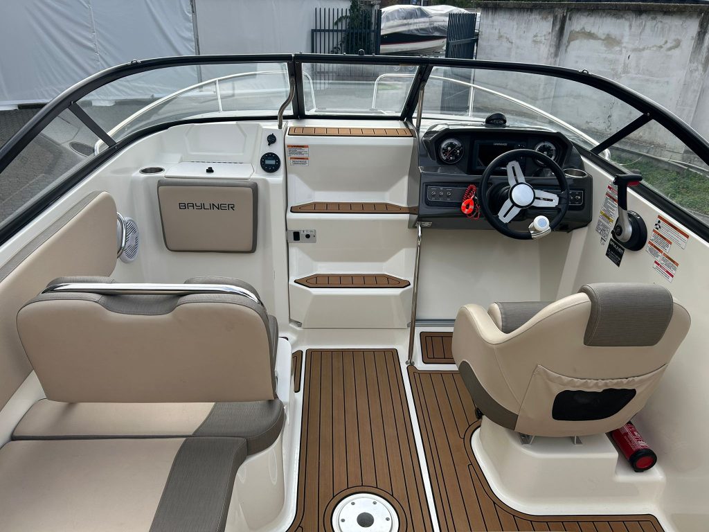 Eladó kabinos motorcsónak