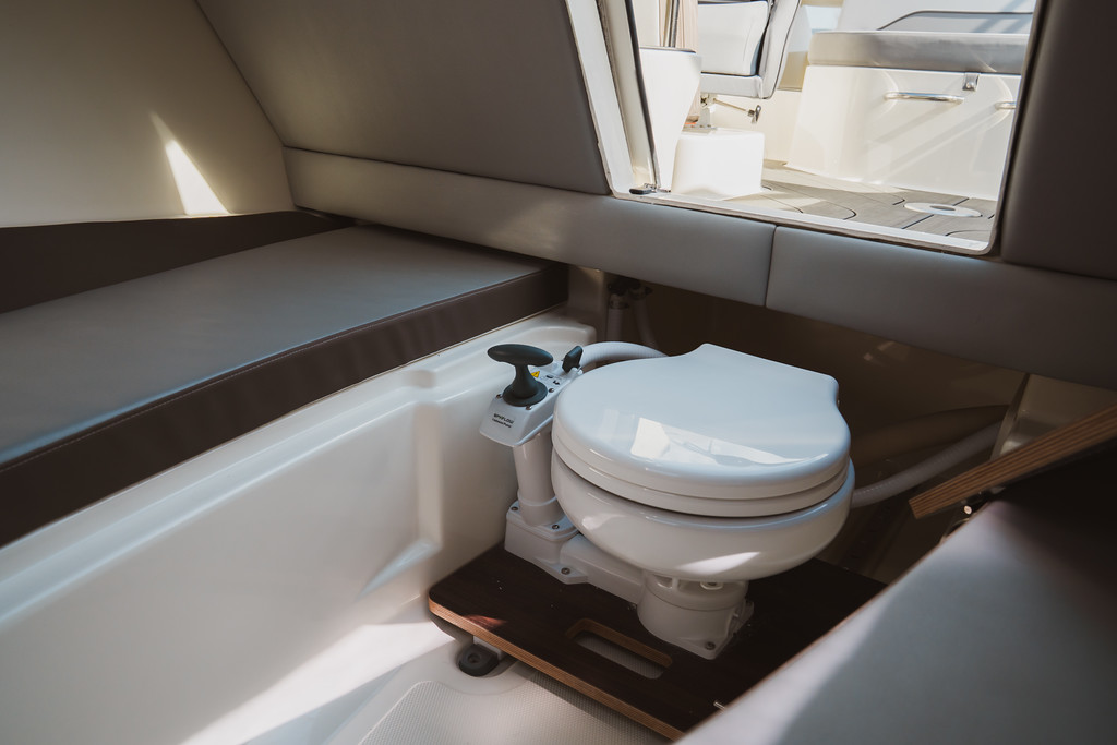 Eladó kabinos motorcsónak