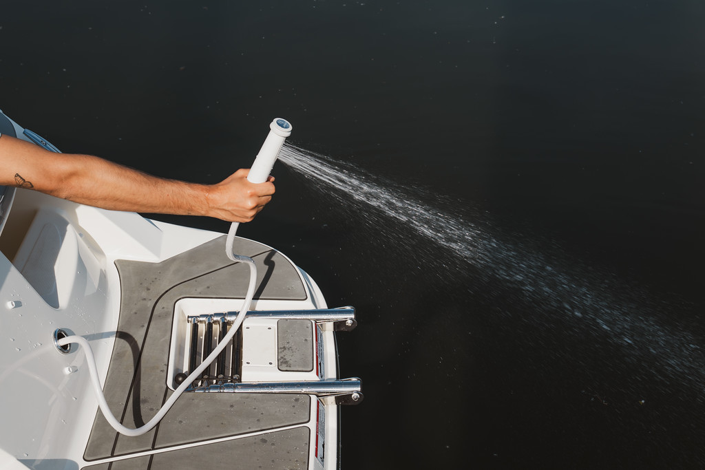 Eladó kabinos motorcsónak